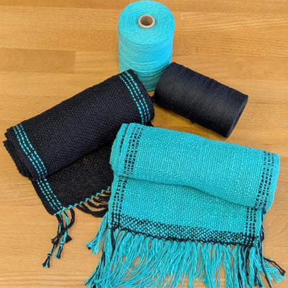 Webprojekt-Kit mit zwei Schals und Cotton Slub Garnkonen in Türkis und Schwarz von Maurice Brassard