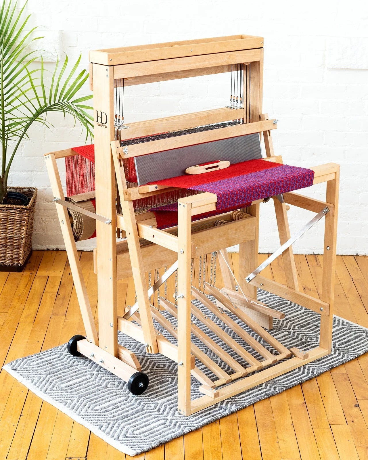 Harrisville Designs Model A4 Bodenwebstuhl mit 4 Schäften und 6 Tritten aus Hard Rock Maple