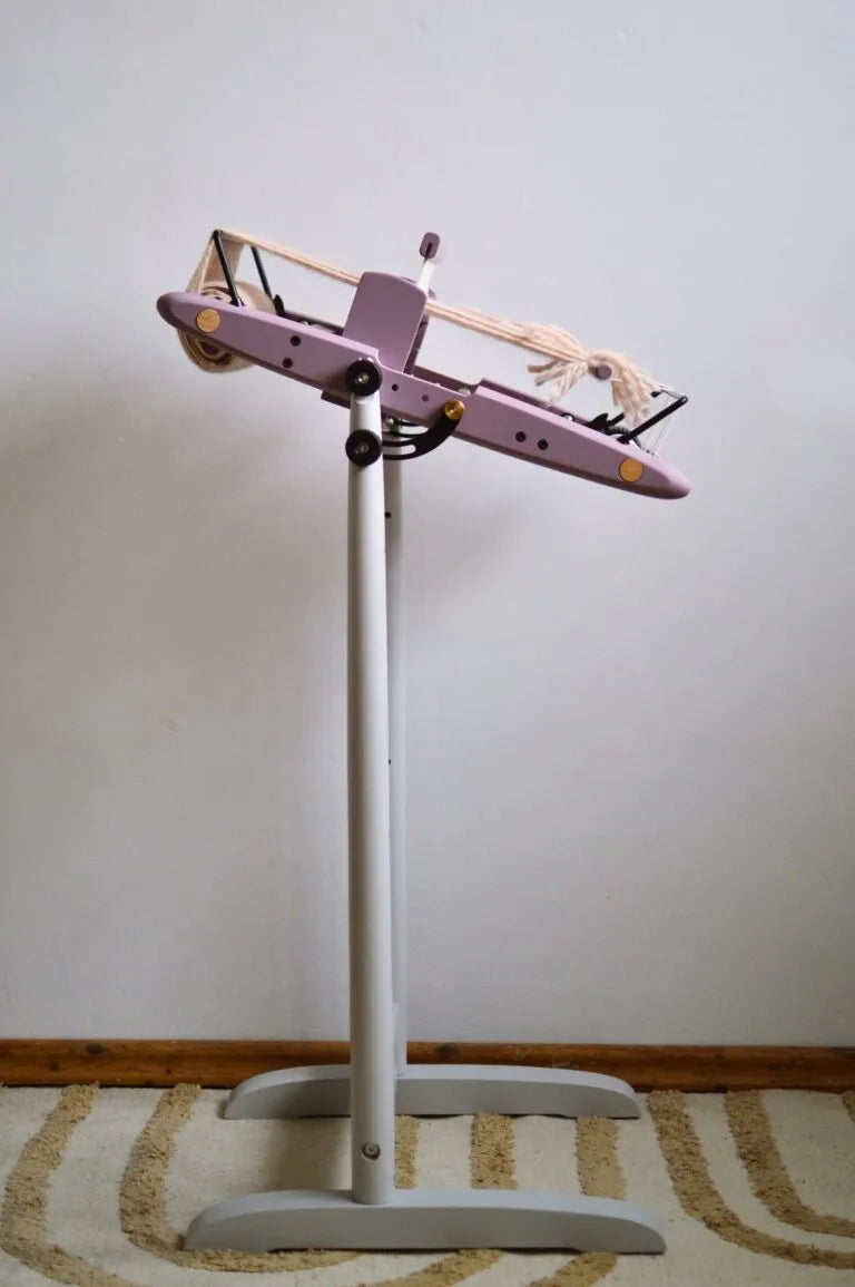 Weiß lackierter Kromski Presto Standfuß mit Webrahmen – modern, verstellbar und stabil auf Teppichboden vor weißer Wand