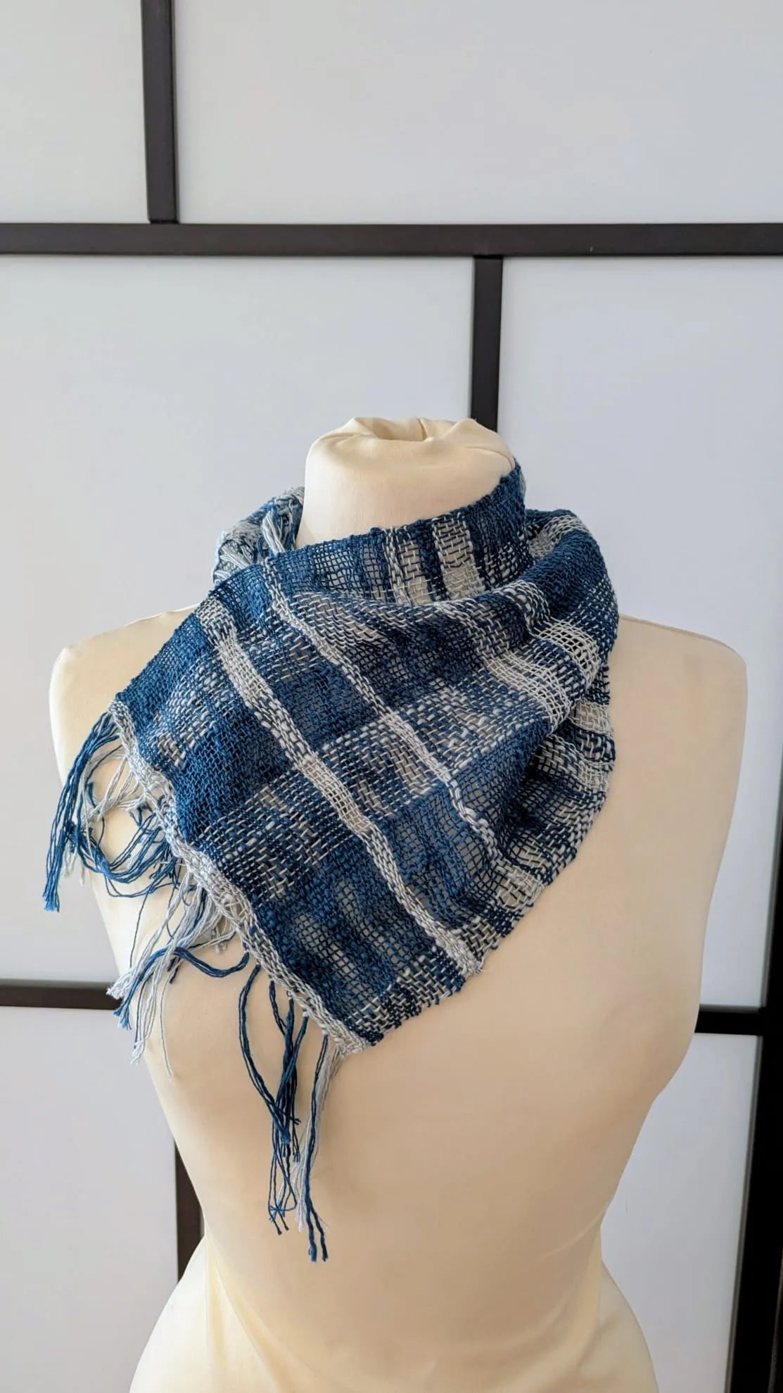 Blau-weiß karierter Schal auf Schneiderpuppe – handgewebt im Onlinekurs Weben auf dem Gatterkamm für Beginner