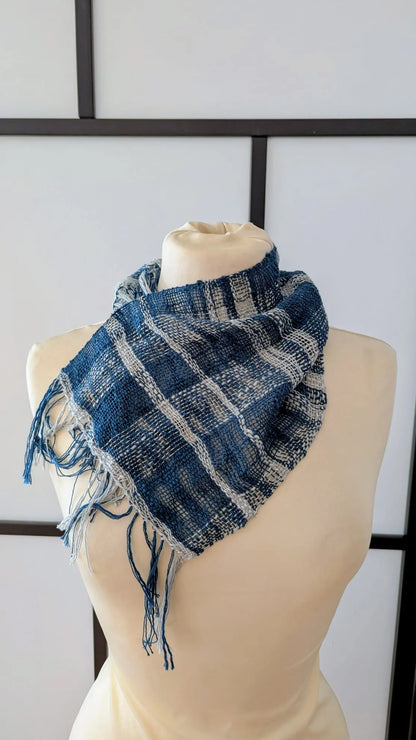 Blau-weiß karierter Schal auf Schneiderpuppe – handgewebt im Onlinekurs Weben auf dem Gatterkamm für Beginner