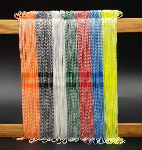 Texsolv Litzen in verschiedenen Farben ordentlich auf einem Holzrahmen arrangiert – knotlose Polyester-Weblitzen für Webstühle