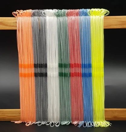 Texsolv Litzen in verschiedenen Farben ordentlich auf einem Holzrahmen arrangiert – knotlose Polyester-Weblitzen für Webstühle