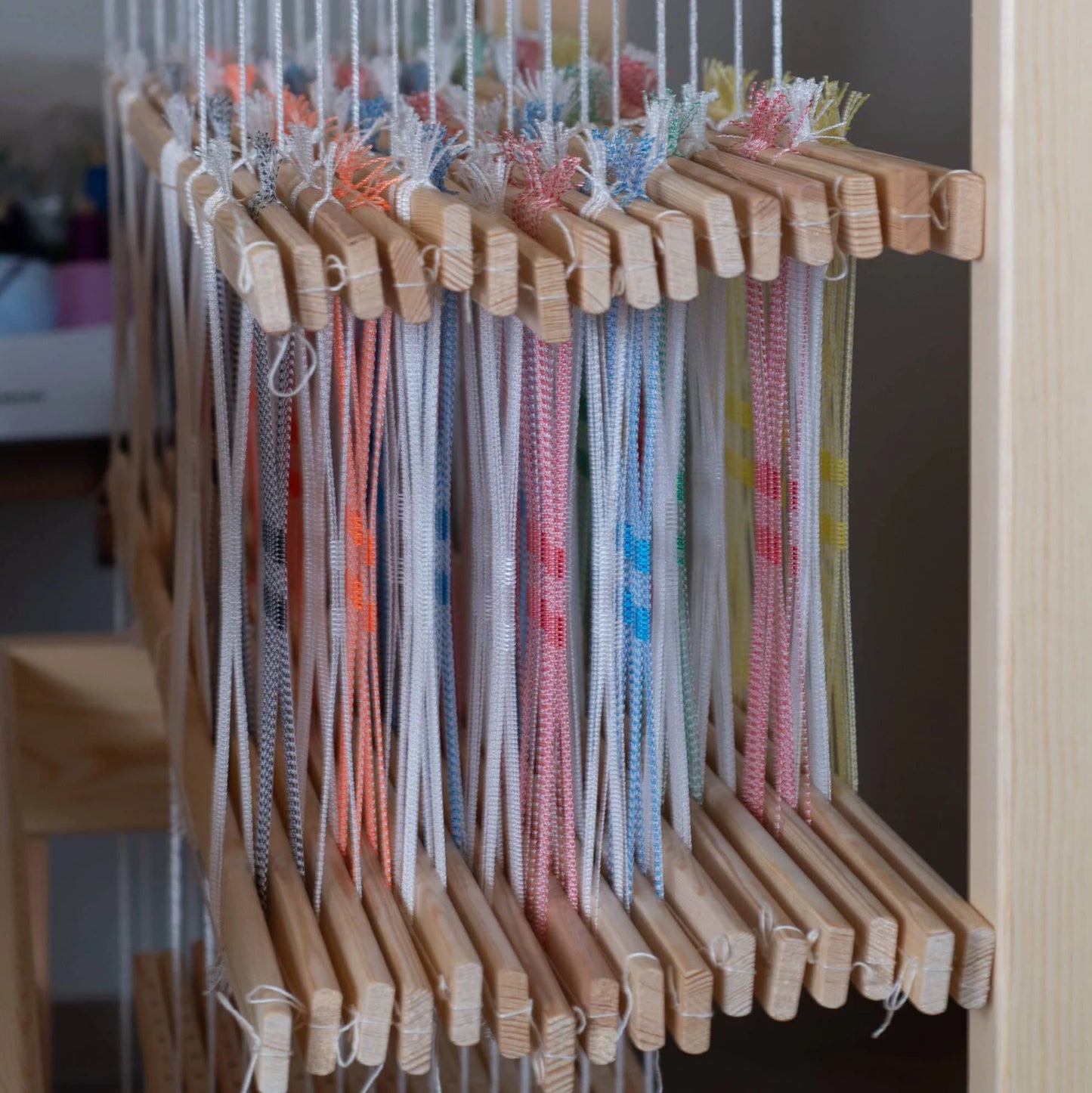 Texsolv Litzen montiert in einem mehrschäftigen Webstuhl – farbcodierte, knotlose Weblitzen aus strapazierfähigem Polyester