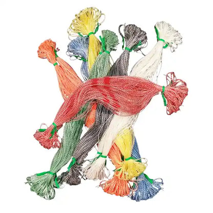 Verschiedenfarbige Texsolv Litzen aus Polyester, gebündelt mit grünen Bindern – robuste Weblitzen zur Verwendung auf Webstühlen, auf weißem Hintergrund.